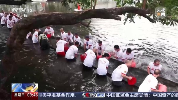 东启网 400岁龙船水下“冬眠”结束 “起龙”迎端午仪式感拉满了