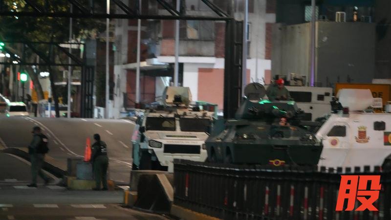 这是1月3日凌晨在委内瑞拉首都加拉加斯的总统府附近拍摄的军用车辆。（文内配图均自新华社）